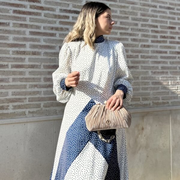 Vestido midi satinado lunares Amal azul marino invitada
